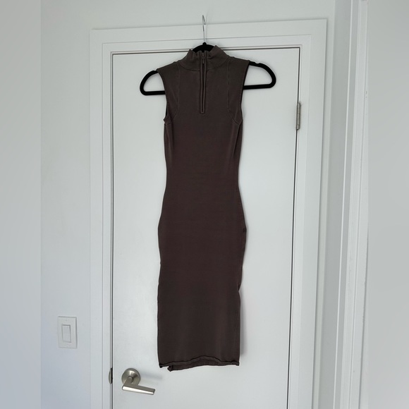 Midi dress with scoop neckline
Very good quality
Worn once
Looks very nice - Picture 3 of 5